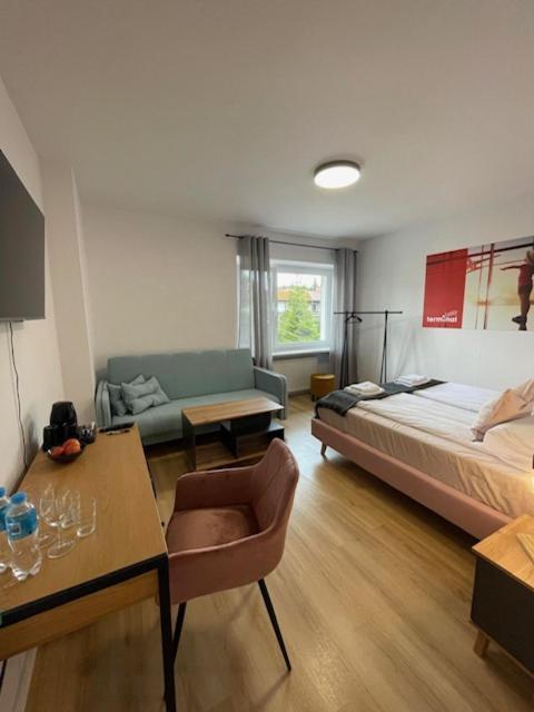 Terminal Family Airport Hostel Poznan Exterior photo